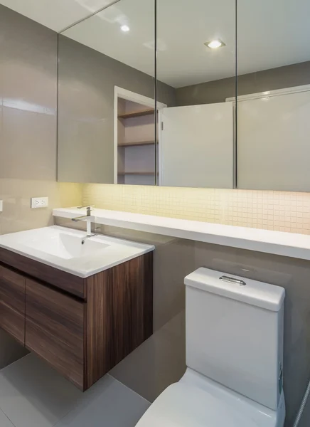 https://st2.depositphotos.com/2712843/12084/i/450/depositphotos_120847686-stockafbeelding-luxe-interieur-badkamer.jpg