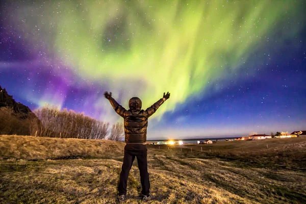 Resande man titta på norrsken — Stockfoto