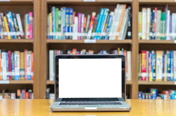 Notebook de computador na biblioteca — Fotografia de Stock