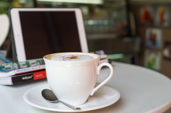 Taza de café con tableta — Foto de Stock