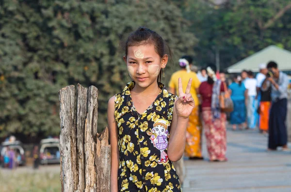 Kimliği belirsiz Birmanya kız gülümseyerek — Stok fotoğraf