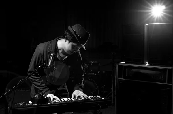 Musician playing keyboard — Stock Photo, Image