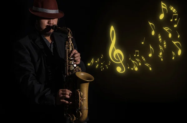 Hráč na saxofon ve tmě — Stock fotografie