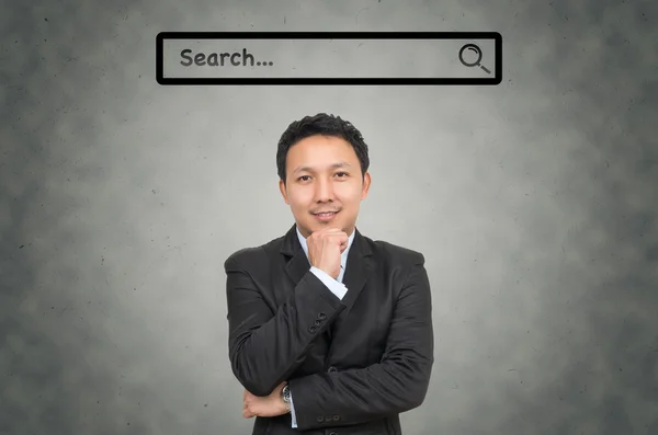 Азиатский бизнесмен с поиском в Интернете — стоковое фото