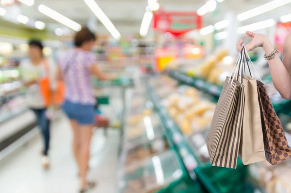 Sosteniendo bolsas de compras en la mano —  Fotos de Stock