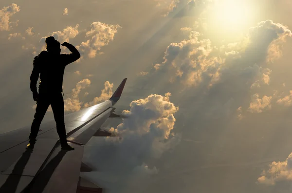 Silhouette de l'homme sur aile d'avion — Photo