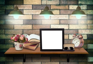 Fotoğraf çerçevesi, kitap, çalar saat 