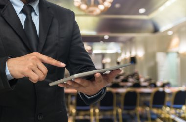 işadamı tablet kullanma 