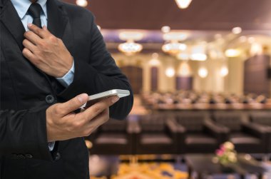 Akıllı telefon kullanan iş adamı 