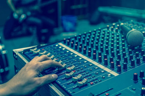 Hand aanpassen, audio-mixer — Stockfoto