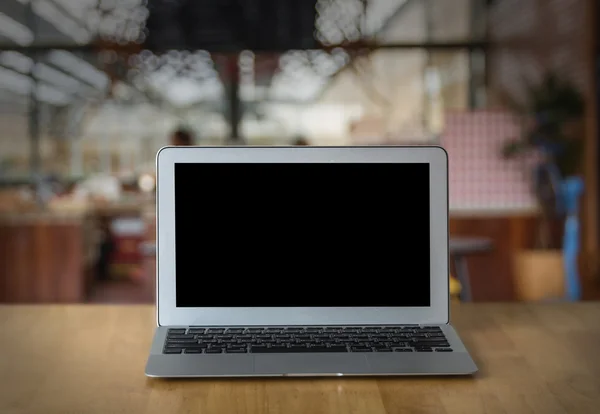Laptop a fa asztal — Stock Fotó