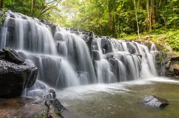 Bela cachoeira na floresta na Tailândia — Fotografia de Stock