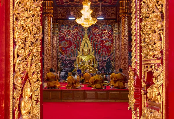 Буддийские монахи молятся в церкви — стоковое фото
