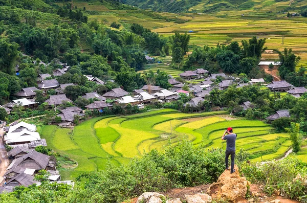 Viajero tomar una foto en los campos de arroz — Foto de Stock