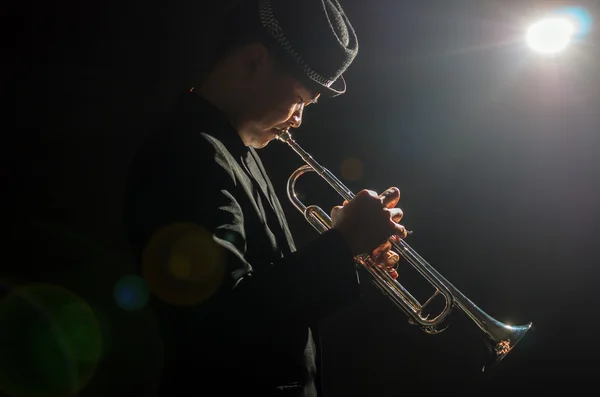Музикант грав труба — стокове фото