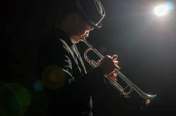 Músico tocando la trompeta —  Fotos de Stock