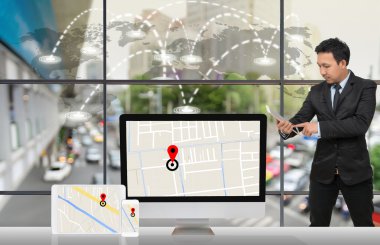 Asya işadamı tablet kullanma
