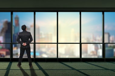 İşadamının arka yüzü megalopolis arıyor