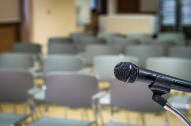 Mikrofon konuşma podyumda 