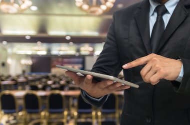 işadamı tablet kullanma 