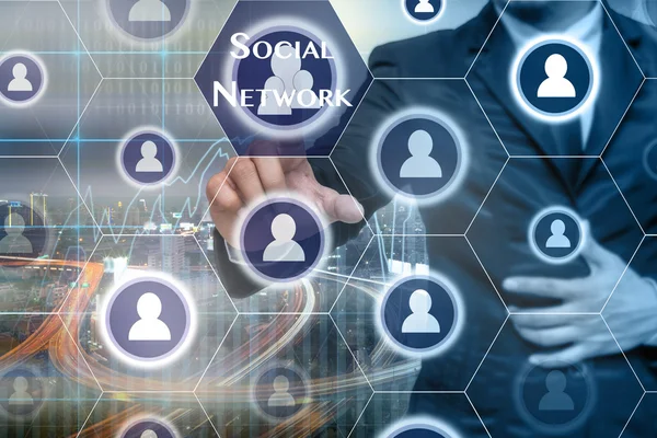 Uomo d'affari toccare icona del social network — Foto Stock