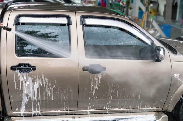 Lavage auto par nettoyeur haute pression — Photo
