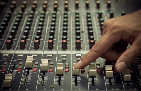Nahaufnahme Hand Anpassung Audio-Mixer — Stockfoto
