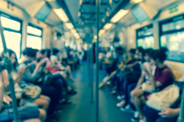 Foto borrosa abstracta de pasajeros en tren — Foto de Stock
