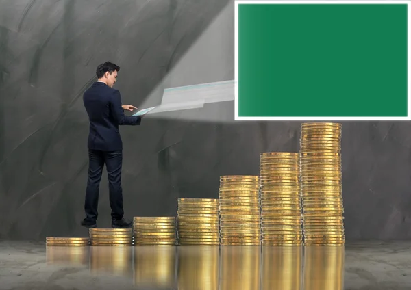 Азіатський бізнесмен стоячи над монети — стокове фото