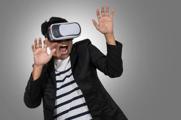 Ázsiai ember visel a virtuális valóság — Stock Fotó