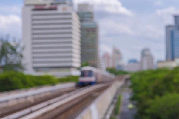 Himmelsbahn mit Verkehr und Stadtbild — Stockfoto