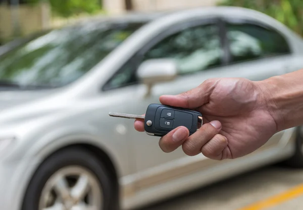 Hand holding sleutel van de auto — Stockfoto