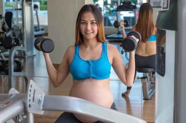 Azjatycka ciąży kobieta robi ćwiczenia — Zdjęcie stockowe
