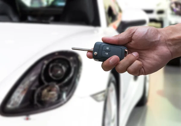 Hombre mano sosteniendo la llave del coche — Foto de Stock