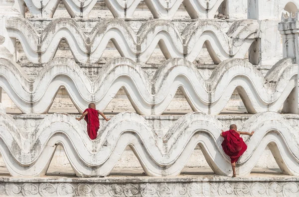 Munkarna på Mya Thein Tan Pagoda — Stockfoto