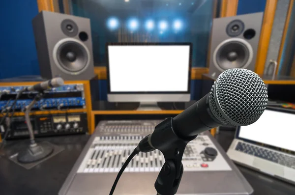 Sala de grabación de micrófono y estudio de música — Foto de Stock