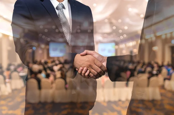 Doble exposición de hombres de negocios Handshake — Foto de Stock