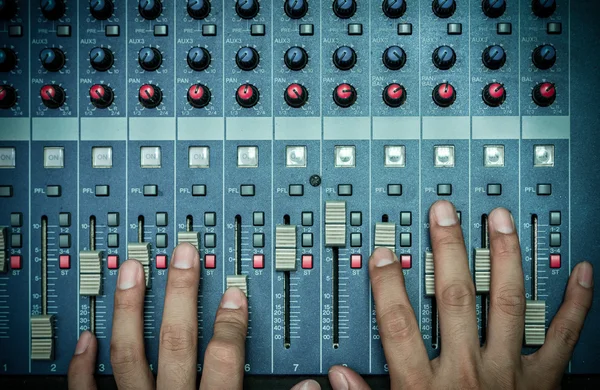 Mãos ajustando misturador de áudio — Fotografia de Stock