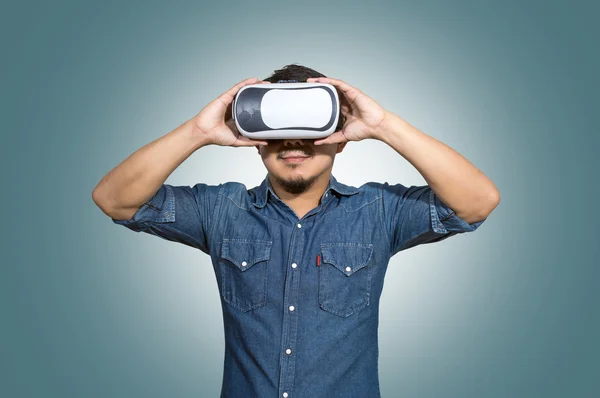 Asiatique homme portant la réalité virtuelle — Photo