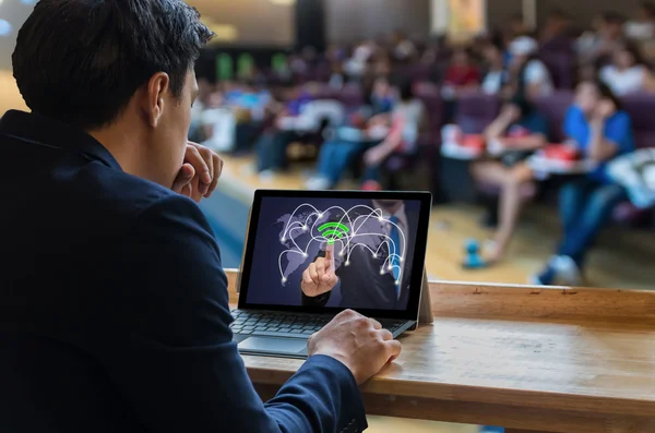 Affärsman sitter och använder dator laptop — Stockfoto