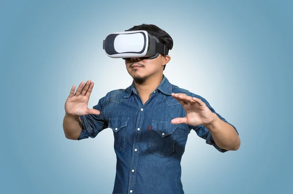 Ásia homem vestindo virtual realidade — Fotografia de Stock