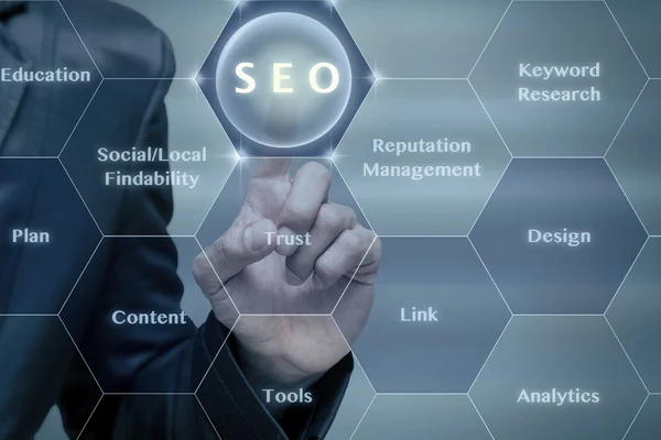 Empresario tocando el icono SEO — Foto de Stock