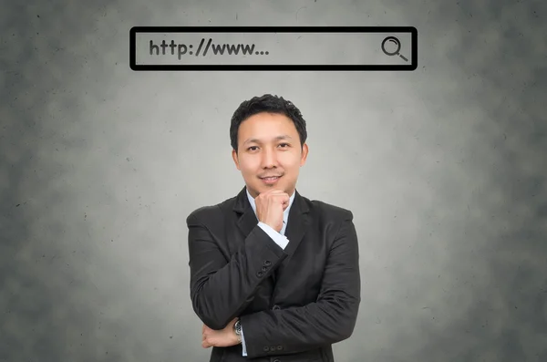 インターネット検索の参照を持つアジア系のビジネスマン — ストック写真