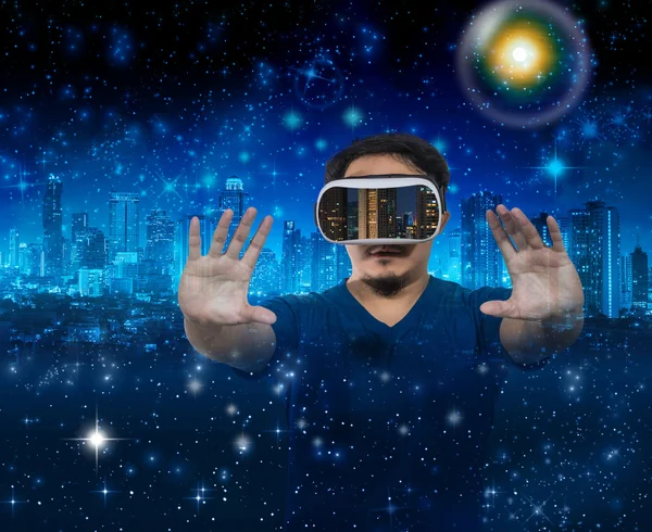 Aziatische man met virtuele realiteit — Stockfoto