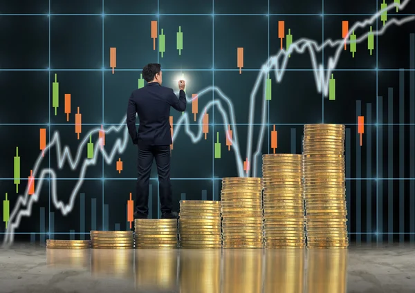Altın sikke üzerinde duran işadamı 