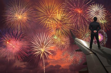 Uçak kanadı üzerinde duran işadamı 