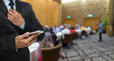 Akıllı telefon kullanan iş adamı 