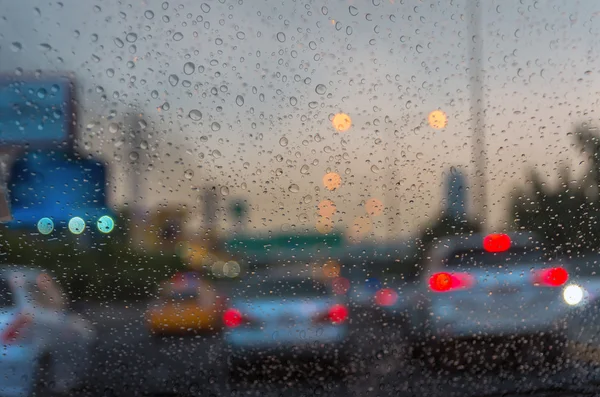 Gocce di pioggia sul vetro dell'auto — Foto Stock