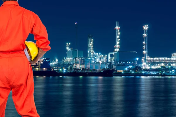 Ingeniero asiático sosteniendo hardhat amarillo — Foto de Stock