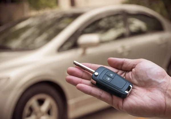 Hand van de man die de sleutel van de auto — Stockfoto